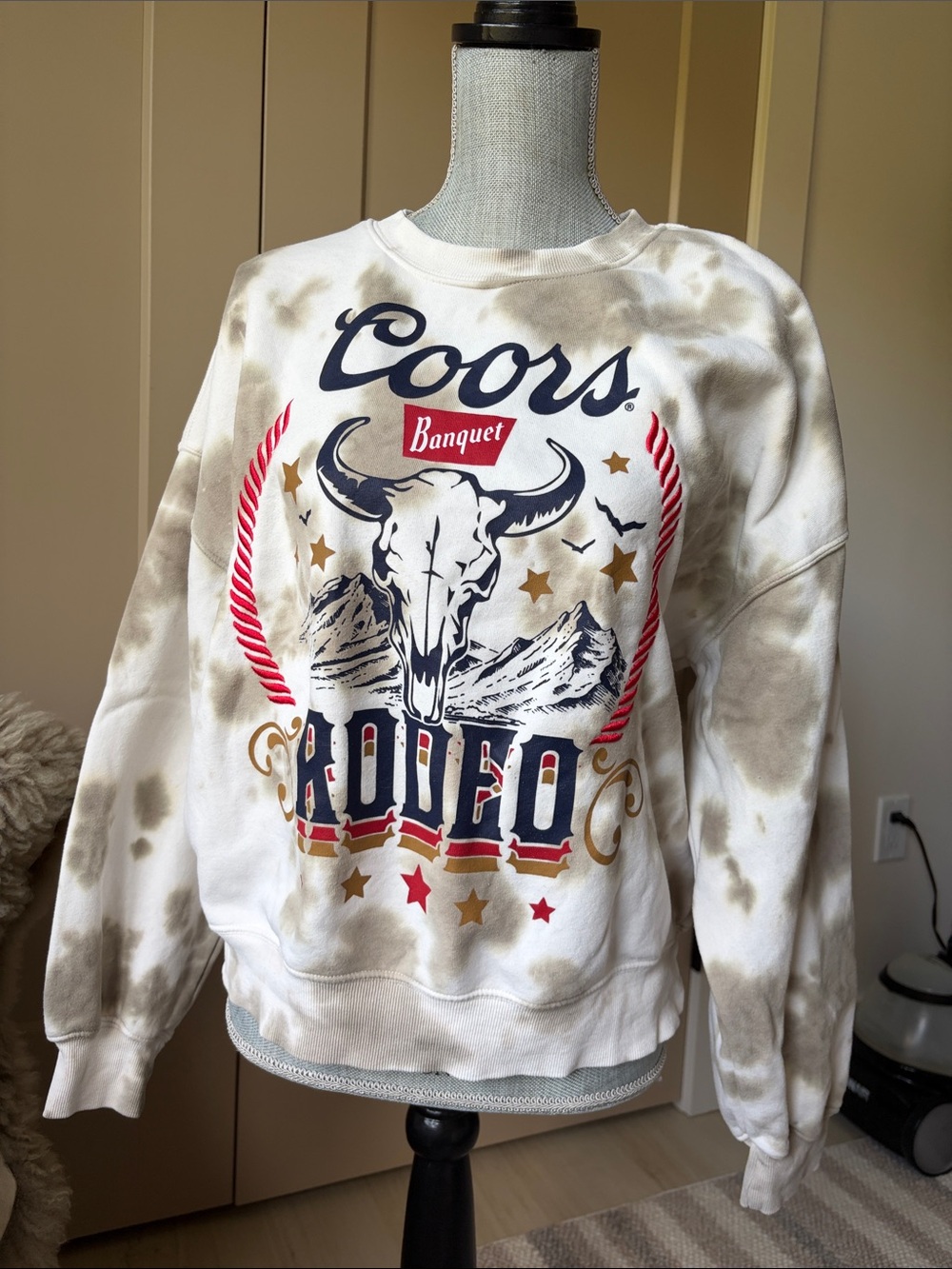 Coors Banquet Rodeo sweatshirt features a cream and brown tie size M